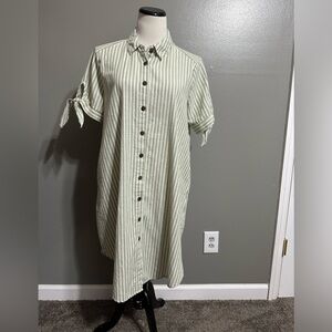 Mile Gabrielle women’s size, large front button up dress with side pockets,‎